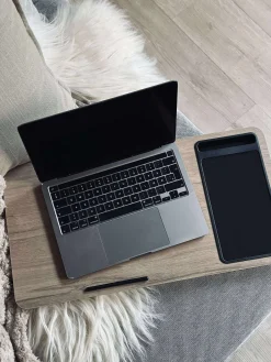 Bakkebord til laptop og telefon