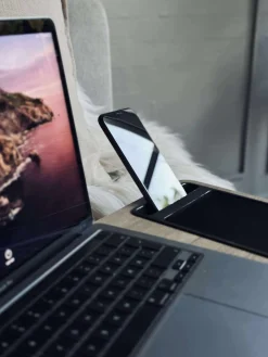 Bakkebord til laptop og telefon