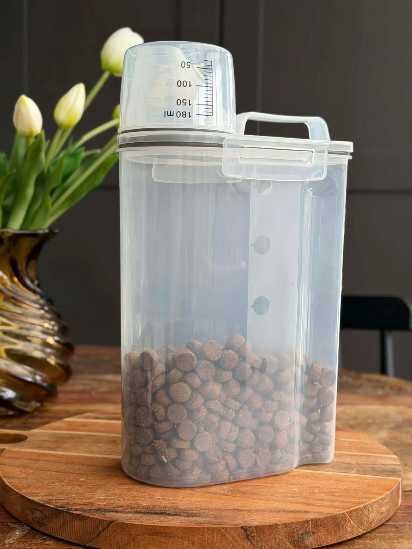 Beholder m. Målebæger til dyrefoder