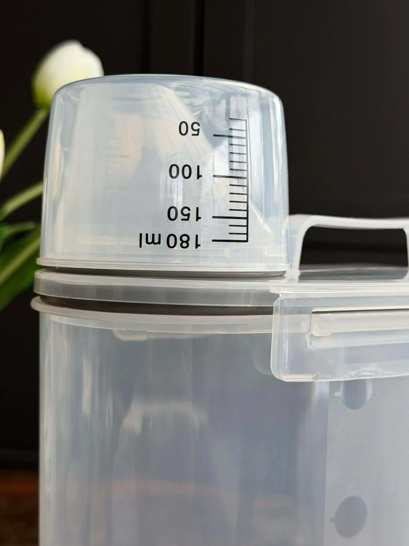 Beholder m. Målebæger til dyrefoder