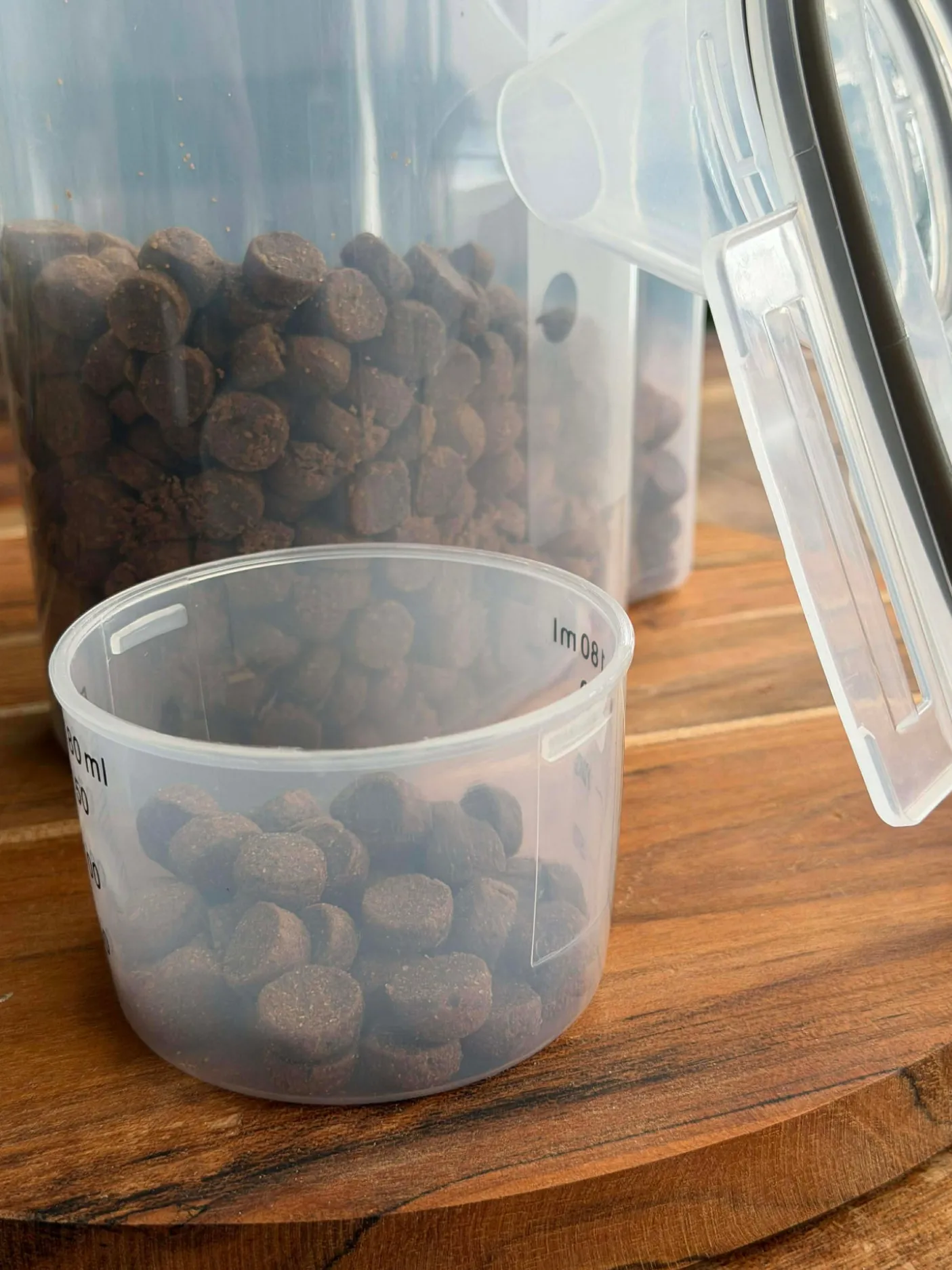 Beholder m. Målebæger til dyrefoder