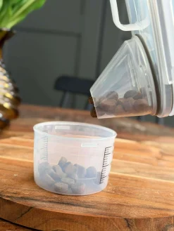 Beholder m. Målebæger til dyrefoder