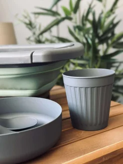 Bestik, skål og kop til udeliv