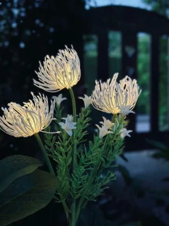 Blomst med solceller - Spider Lili hvid