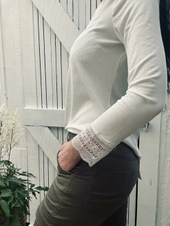 Bluse med blonde – White