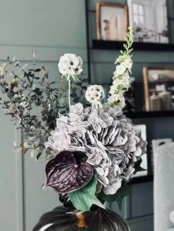 Buket med hortensia og eukalyptus