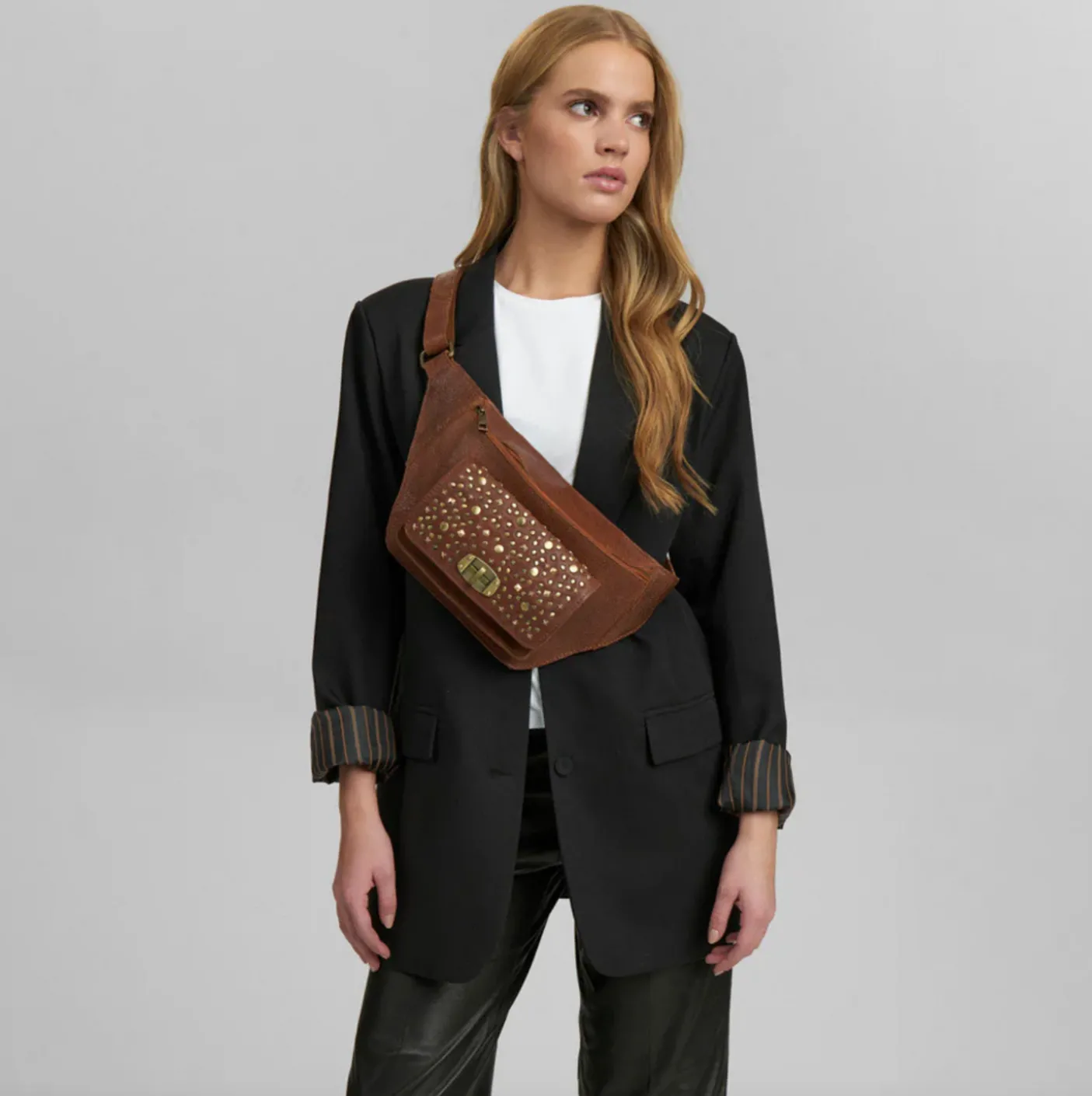 Bumbag med nitter - Cognac