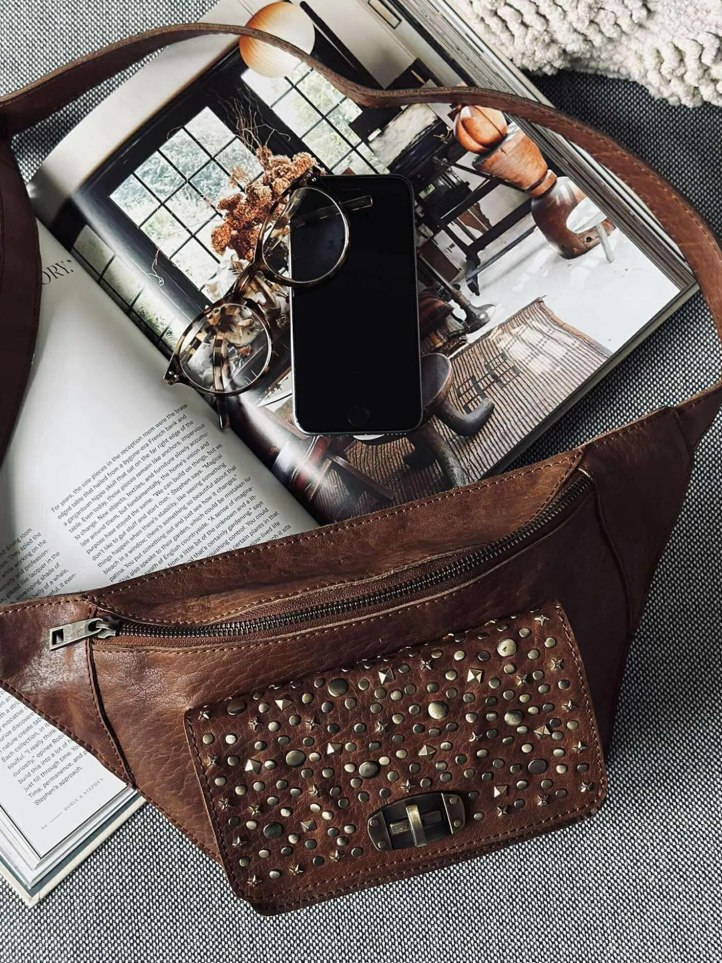 Bumbag med nitter - Cognac