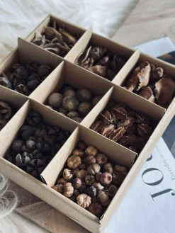 Deko kasse med naturpynt - MIX