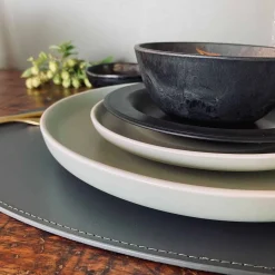 Dækkeserviet - Oval grå læder