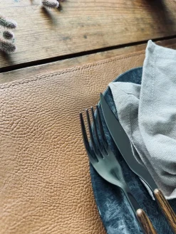 Dækkeserviet – Vendbar Cognac / Natur