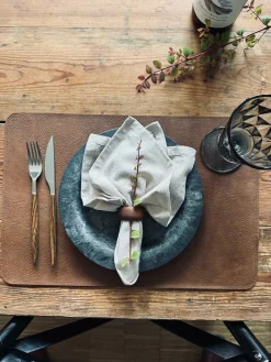 Dækkeserviet – Vendbar Sort / Cognac