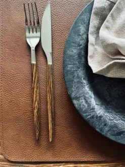 Dækkeserviet – Vendbar Sort / Cognac