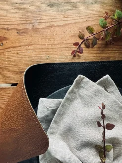 Dækkeserviet – Vendbar Sort / Cognac
