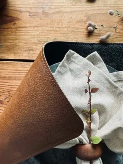 Dækkeserviet – Vendbar Sort / Cognac