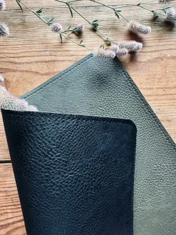 Dækkeserviet – Vendbar Sort / Oliven