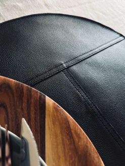 Dækkeserviet læder - Sort dia 38