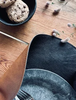 Dækkeserviet Rund – Vendbar Cognac / Sort