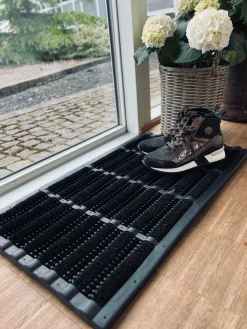 Dørmåtte - GUMMI MED BØRSTE I SORT - 45x75cm