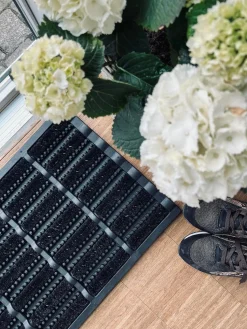 Dørmåtte - GUMMI MED BØRSTE I SORT - 40x60cm