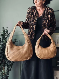 Elegant håndflettet skuldertaske - Sand