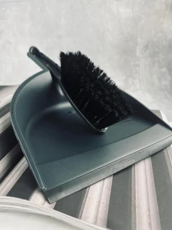 Fejebakke med kost - Recycling plast