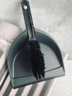 Fejebakke med kost - Recycling plast