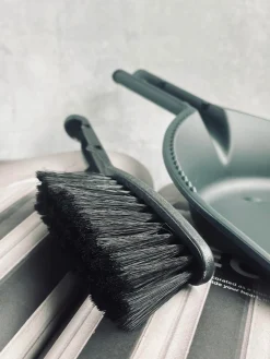 Fejebakke med kost - Recycling plast