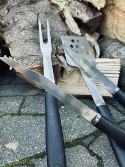 Grillredskaber med sort skaft – Sæt med 3 dele