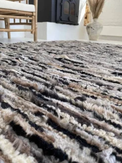Gulvtæppe i håndsyet lammeskind – 150x200