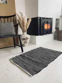 Gulvtæppe i sort skind med hvid tråd - 60x90cm