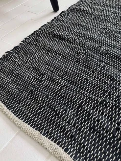 Gulvtæppe i sort skind med hvid tråd - 60x90cm