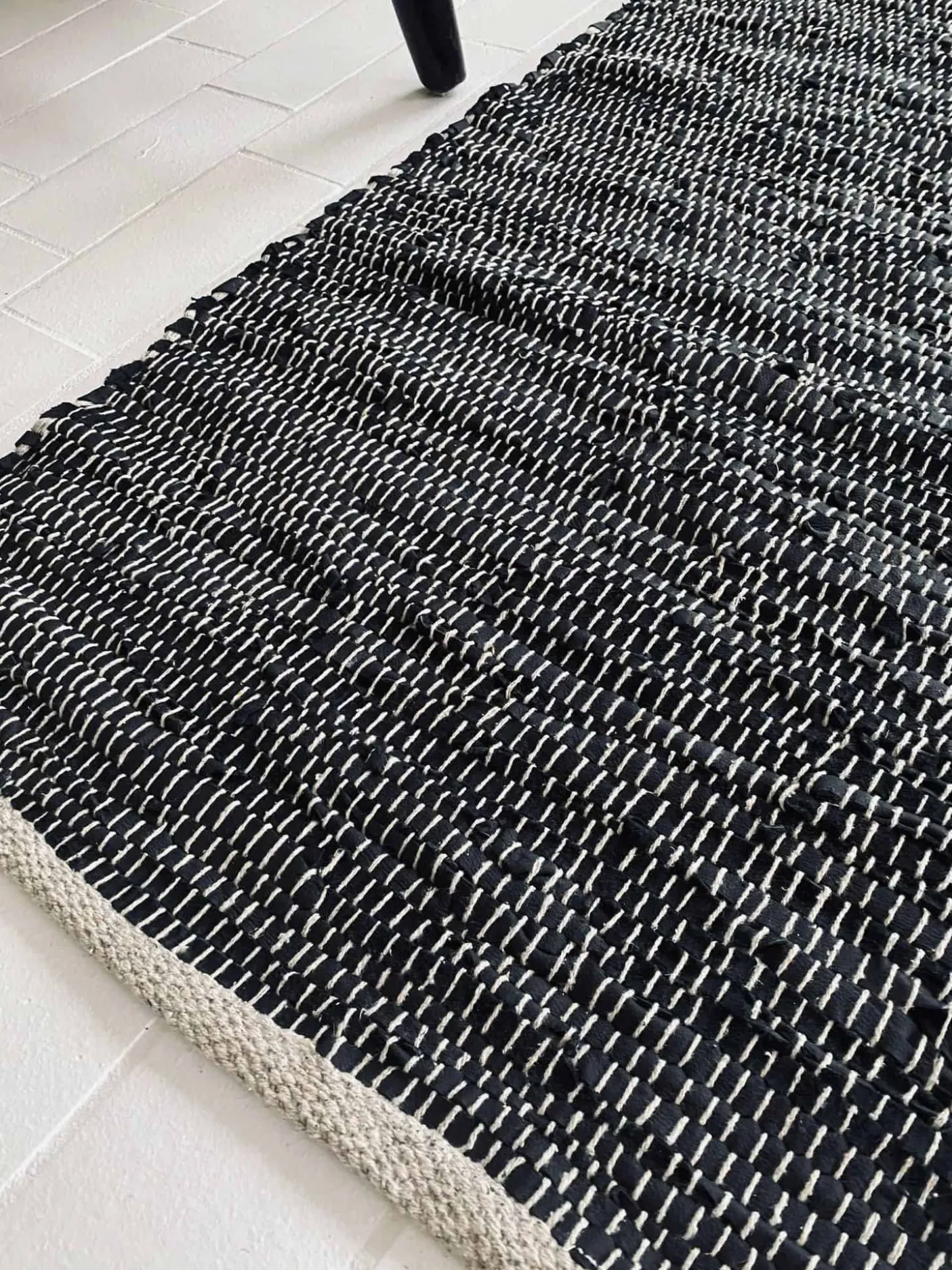 Gulvtæppe i sort skind med hvid tråd - 60x90cm