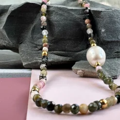 Halskæde Aya – Natursten og ferskvandsperle