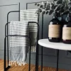 Håndklæde stativ i sort metal - 3 håndklæder