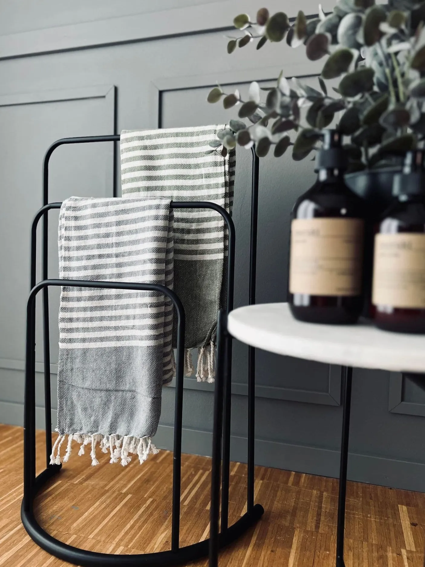 Håndklæde stativ i sort metal - 3 håndklæder