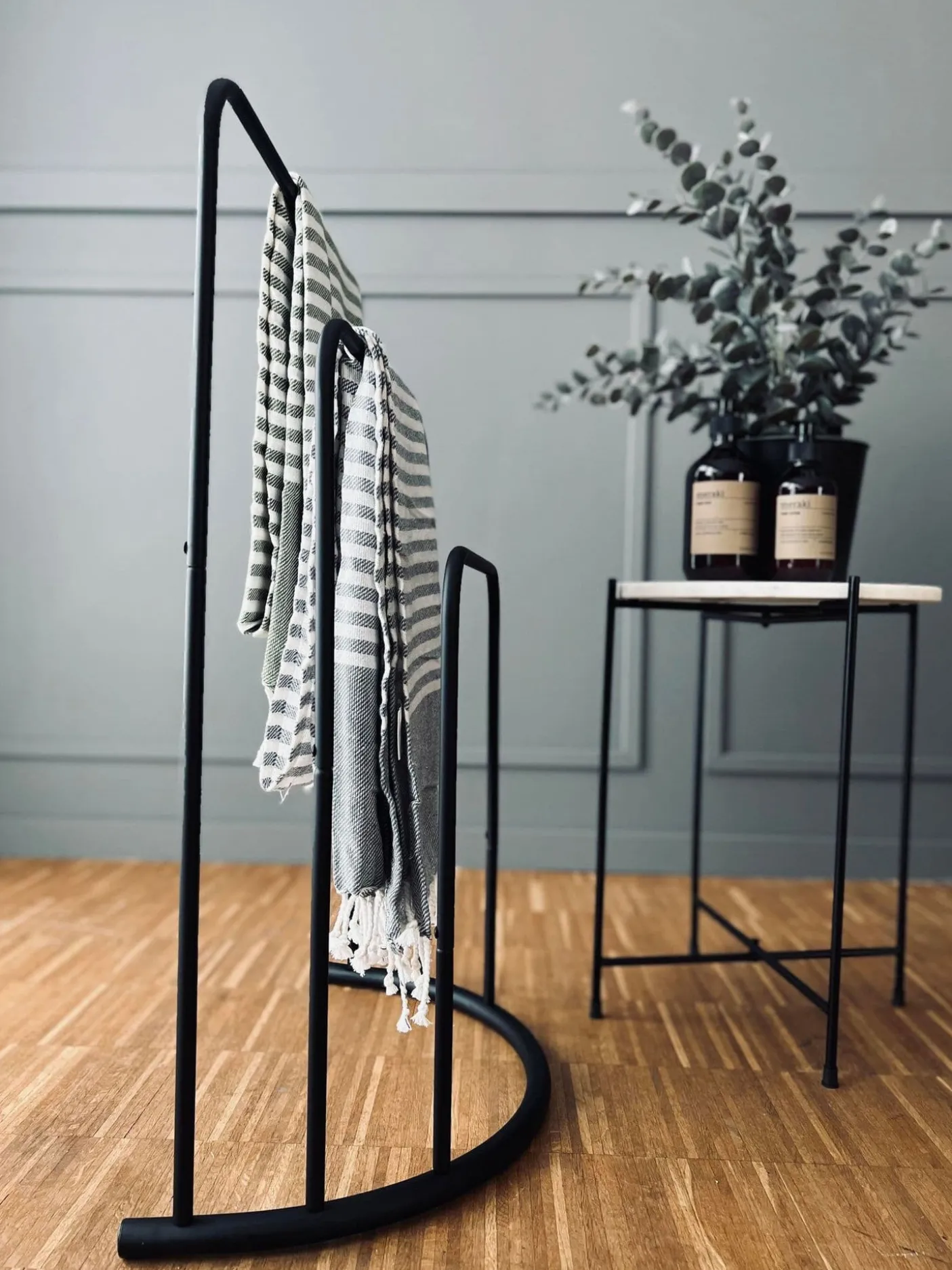 Håndklæde stativ i sort metal - 3 håndklæder