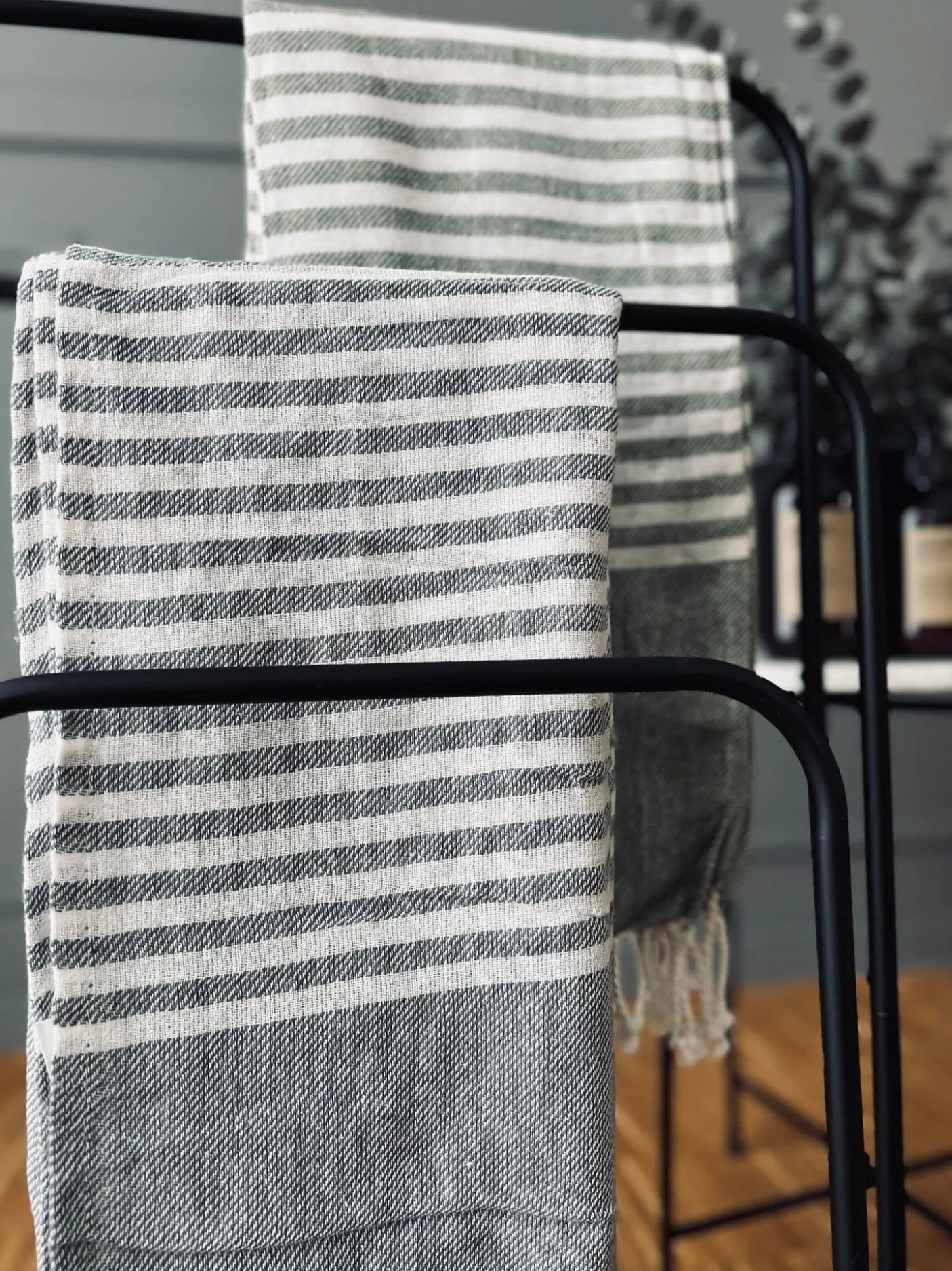 Håndklæde stativ i sort metal - 3 håndklæder