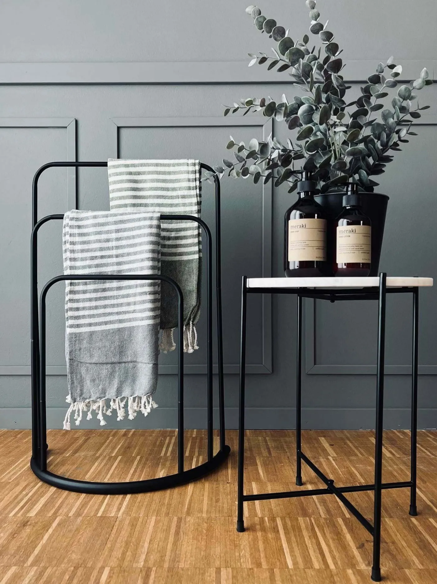 Håndklæde stativ i sort metal - 3 håndklæder
