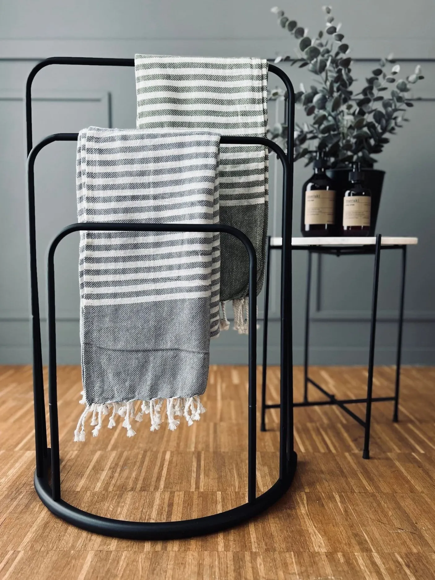 Håndklæde stativ i sort metal - 3 håndklæder