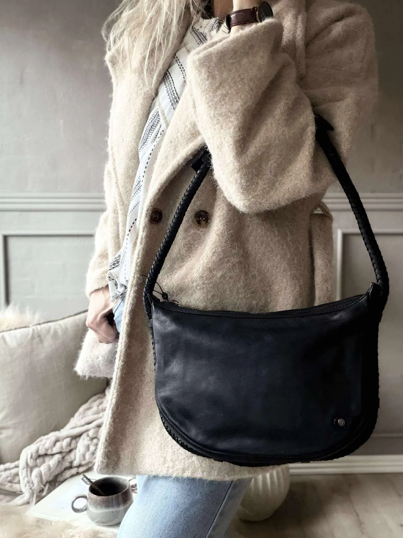 Håndtaske med smuk fletrem - Black