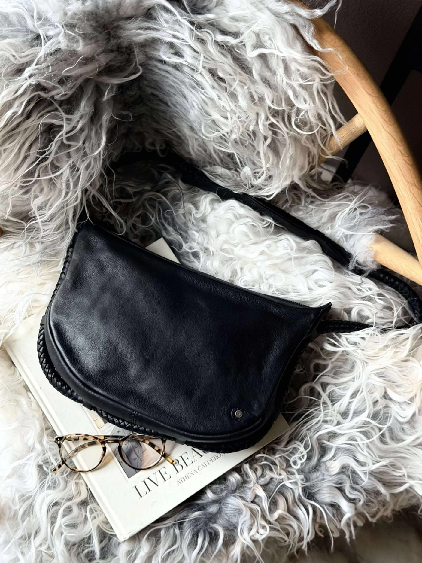 Håndtaske med smuk fletrem - Black