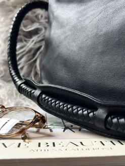 Håndtaske med smuk fletrem - Black