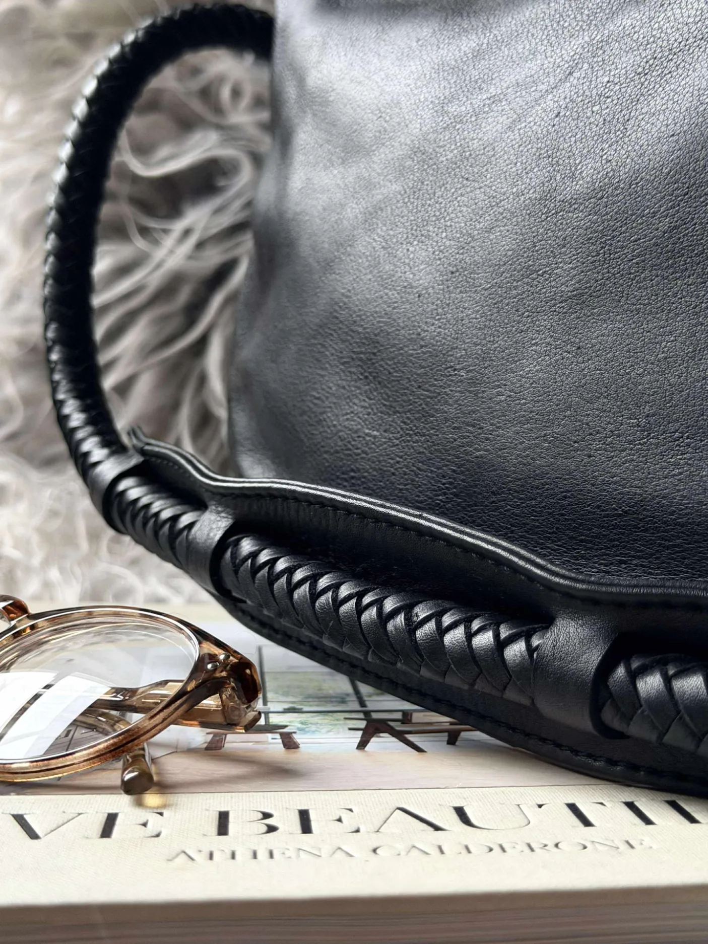 Håndtaske med smuk fletrem - Black