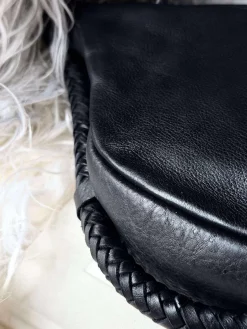 Håndtaske med smuk fletrem - Black