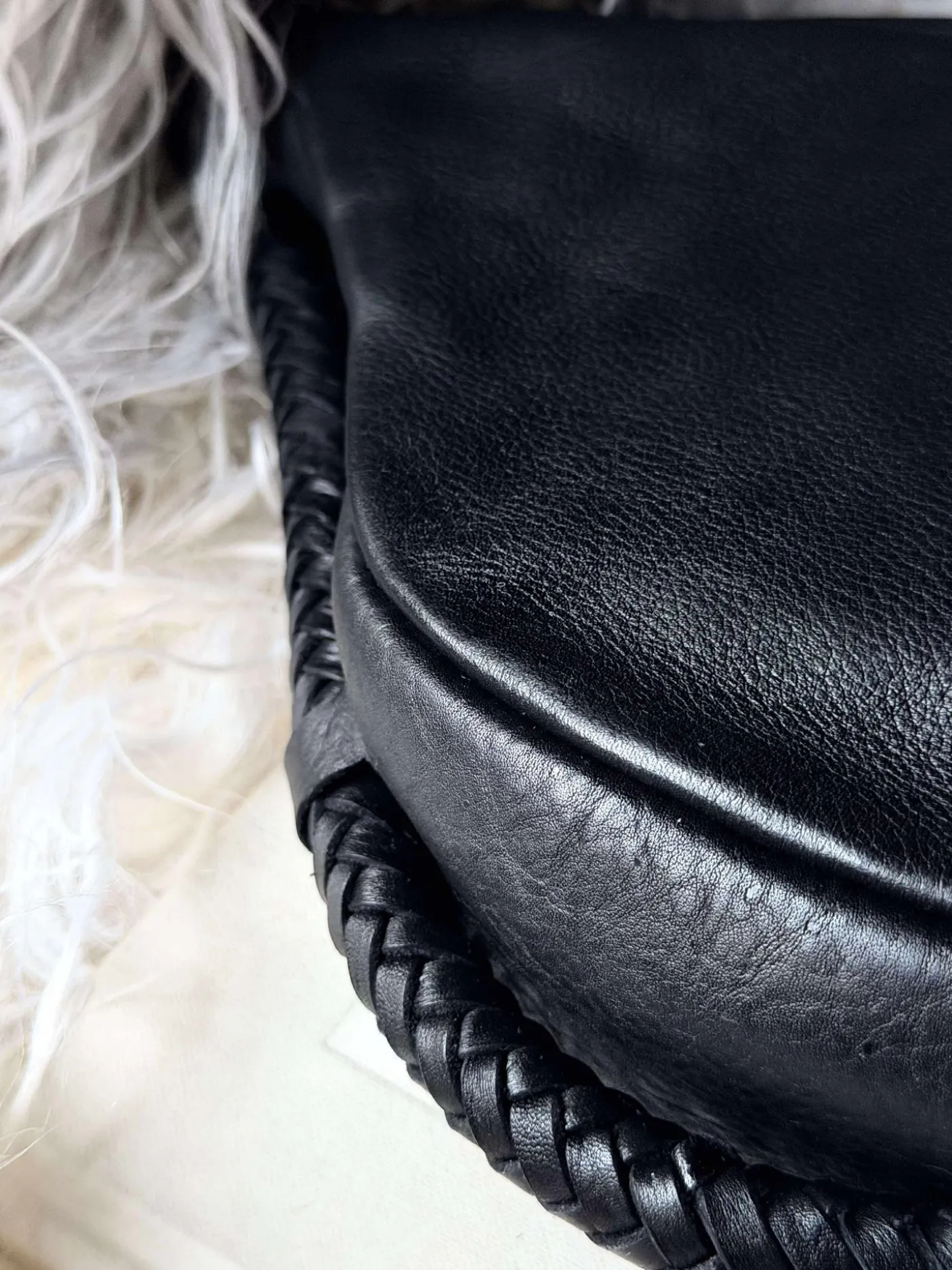 Håndtaske med smuk fletrem - Black