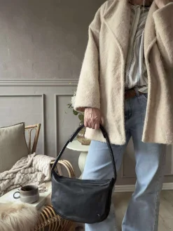 Håndtaske med smuk fletrem - Black