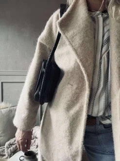 Håndtaske med smuk fletrem - Black