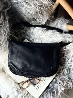 Håndtaske med smuk fletrem - Black