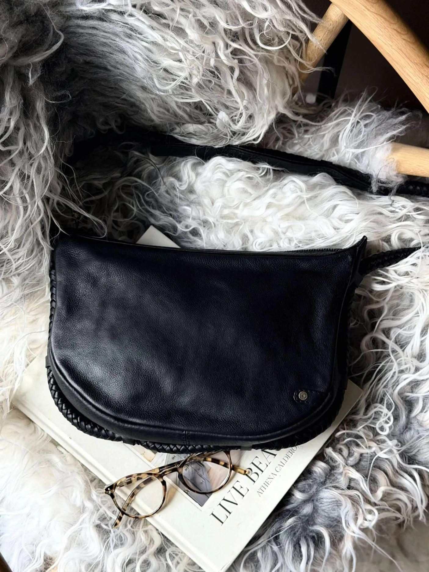 Håndtaske med smuk fletrem - Black